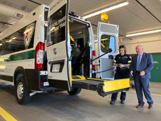 Techniciens d’urgence médicale et véhicules pouvant transporter de multiples patients à Ambulance Nouveau-Brunswick